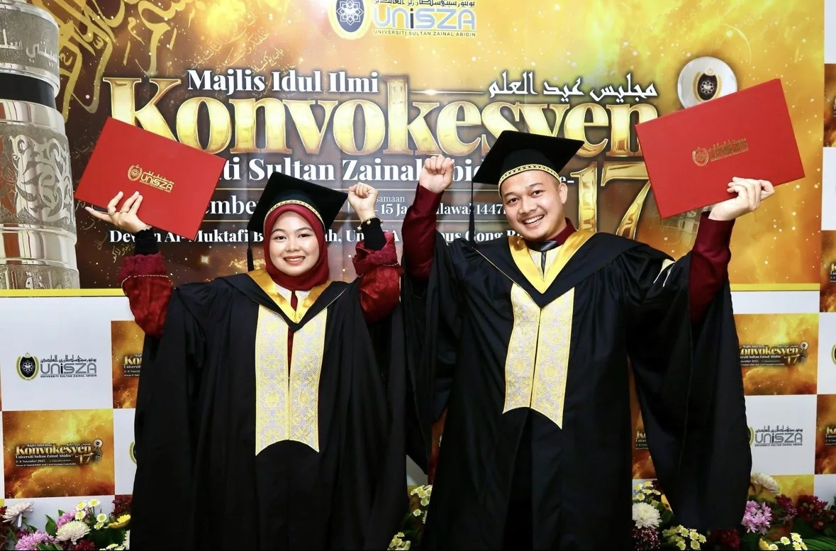 Cinta & Ilmu Seiring! Pasangan Muda Ini Tamatkan Pengajian Bersama Dengan Cemerlang, Raih Anugerah Kelas Pertama!