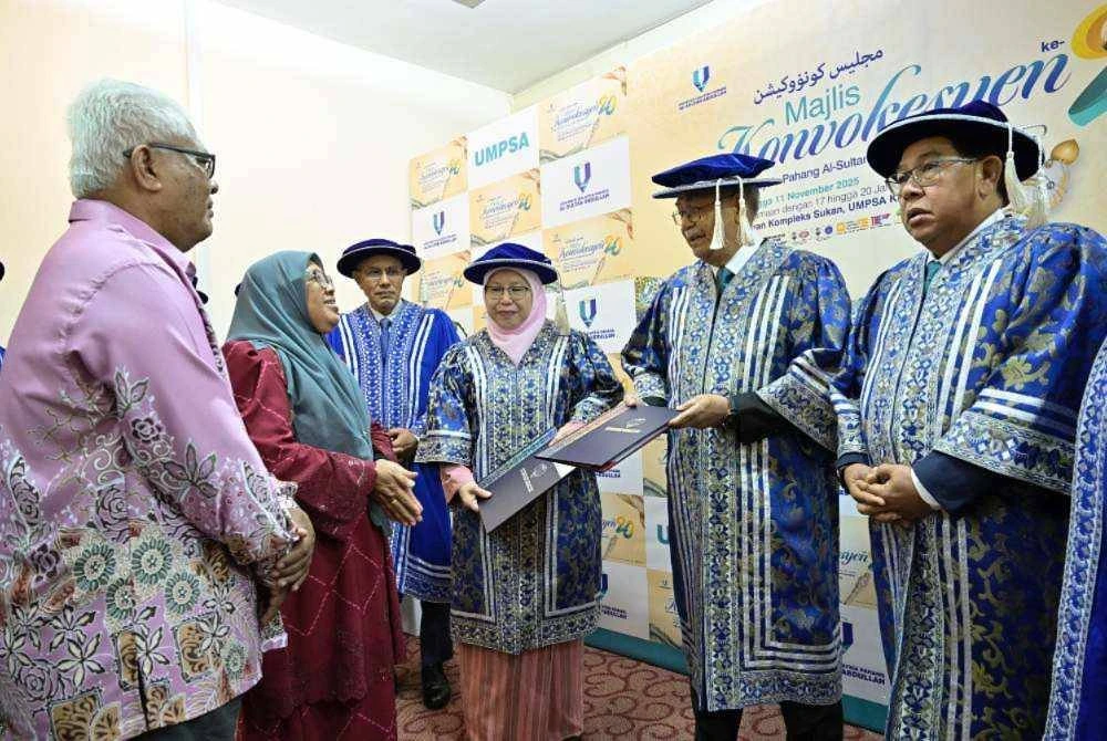 Semangat Luar Biasa! Dr. Siti Hawa Apandi Raih PhD Walau Hidap Penyakit SMA, Ibu Hadir Sebagai Ganti Anak Dalam ICU