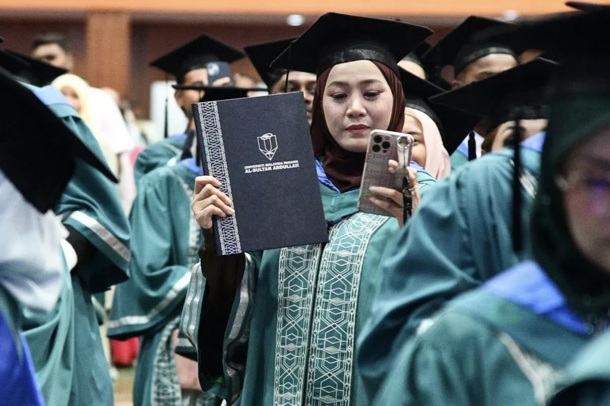 Multitasking Level Yana Samsudin, Pelakon, Usahawan, Ibu & Kini Berjaya Genggam Master Eksekutif UMPSA! Tahniah!