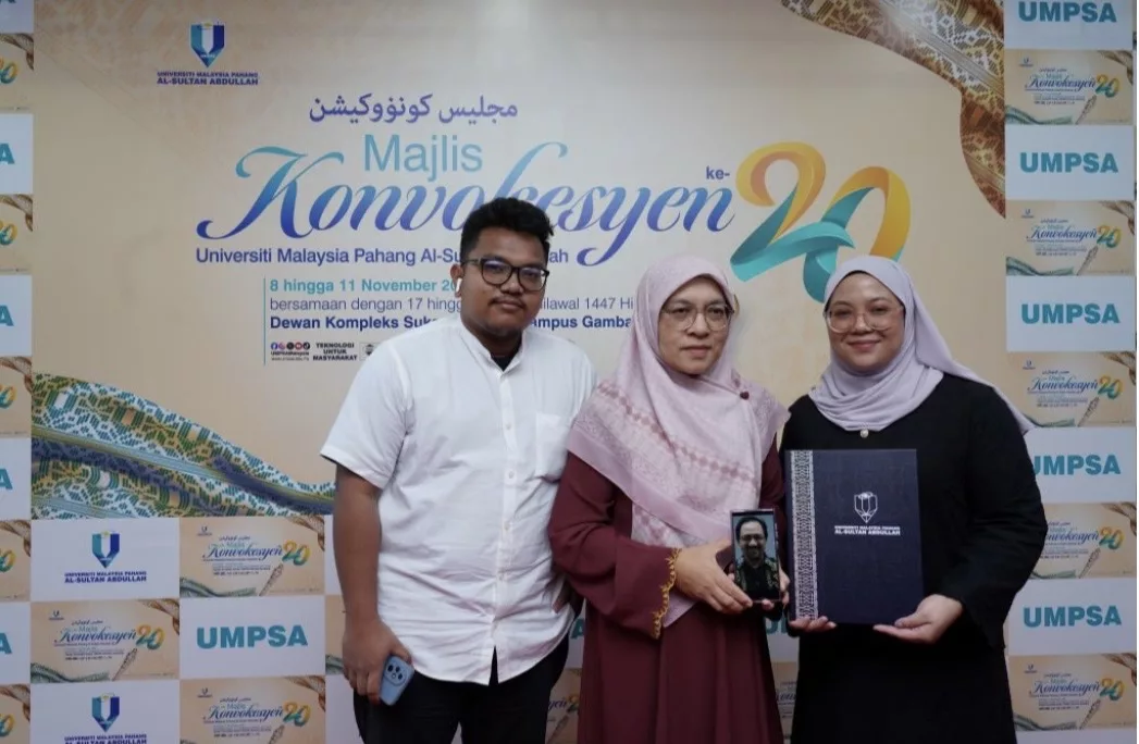 Isteri Ganti Arwah Suami Terima Anugerah PhD Anumerta Di Pentas Konvokesyen UMPSA -“Impian Arwah Suami Tercapai Jua”