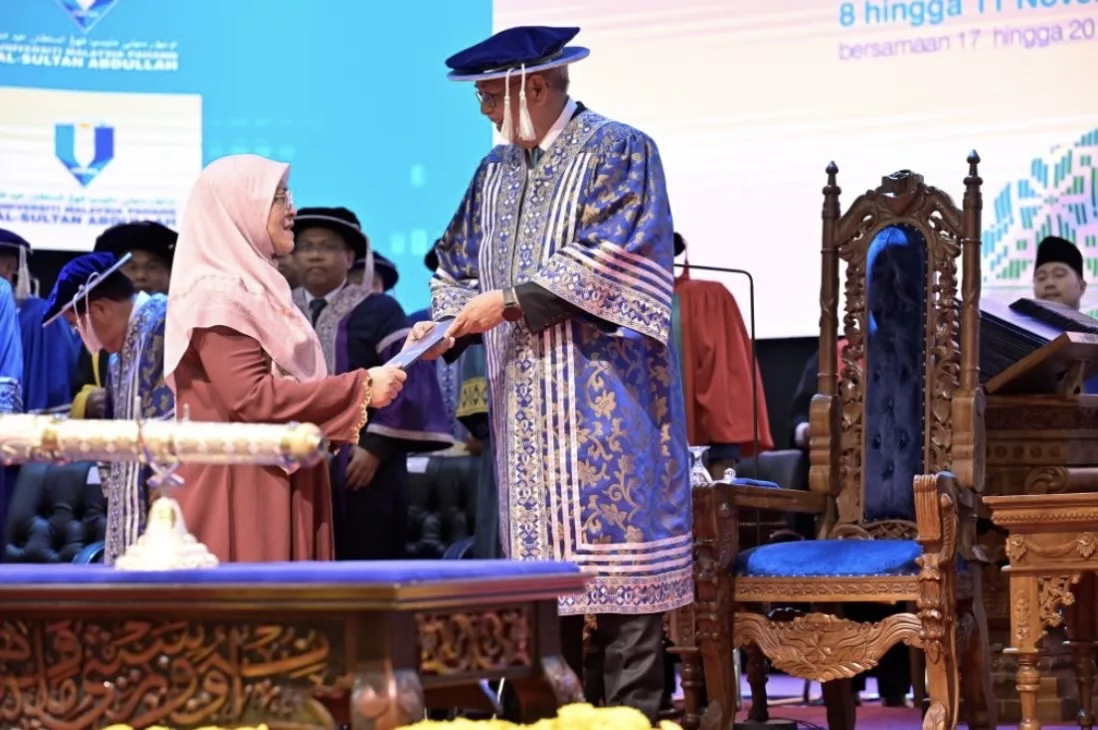 Isteri Ganti Arwah Suami Terima Anugerah PhD Anumerta Di Pentas Konvokesyen UMPSA -“Impian Arwah Suami Tercapai Jua”