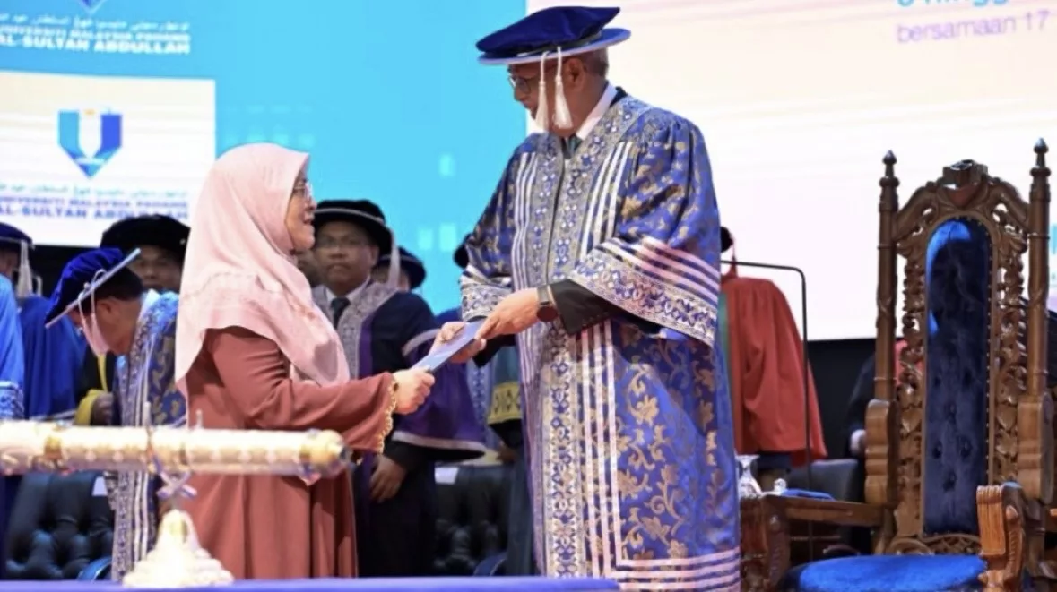 Isteri Ganti Arwah Suami Terima Anugerah PhD Anumerta Di Pentas Konvokesyen UMPSA -“Impian Arwah Suami Tercapai Jua”