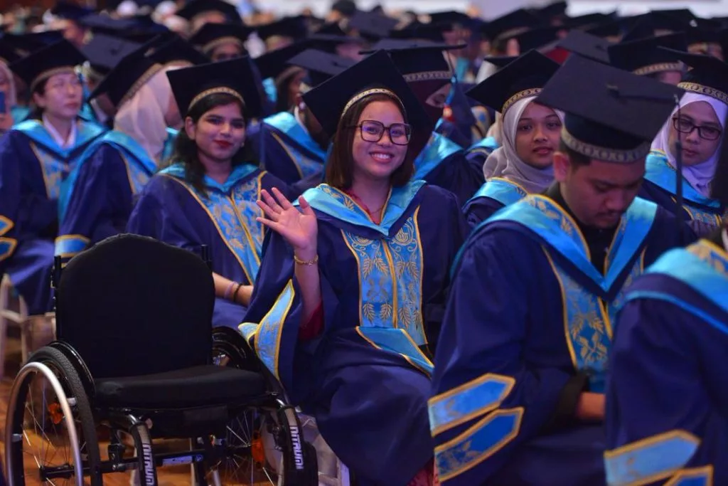 Pernah Terlantar 10 Bulan Di Wad, Bella Bangkit Selepas Kehilangan Kaki & Kini Bergelar Graduan Master UUM. Tahniah!