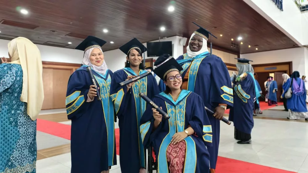 Pernah Terlantar 10 Bulan Di Wad, Bella Bangkit Selepas Kehilangan Kaki & Kini Bergelar Graduan Master UUM. Tahniah!