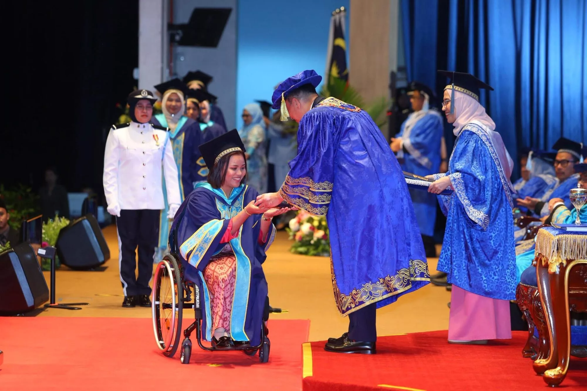 Pernah Terlantar 10 Bulan Di Wad, Bella Bangkit Selepas Kehilangan Kaki & Kini Bergelar Graduan Master UUM. Tahniah!