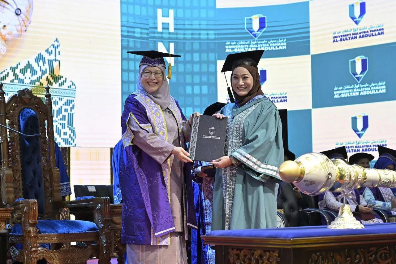 Multitasking Level Yana Samsudin, Pelakon, Usahawan, Ibu & Kini Berjaya Genggam Master Eksekutif UMPSA! Tahniah!