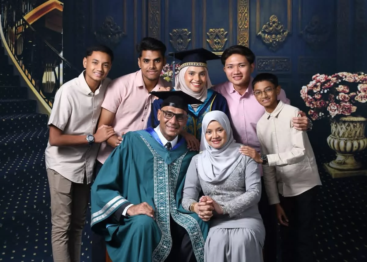 Ayah & Anak Rai Kejayaan Bersama, Terima Master Pada Hari Sama Di Dua Universiti Berbeza. Tahniah!