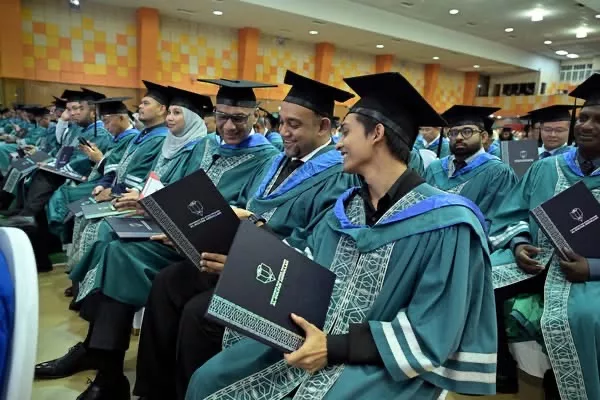 Ayah & Anak Rai Kejayaan Bersama, Terima Master Pada Hari Sama Di Dua Universiti Berbeza. Tahniah!