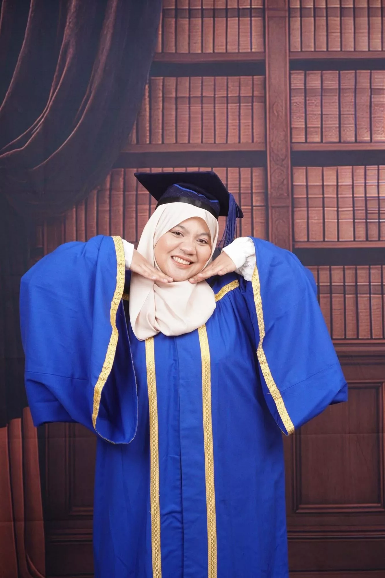 Jual Chocojar Demi Tampung Pengajian, Anak Yatim Berjaya Genggam Segulung Ijazah Tanpa Pinjaman