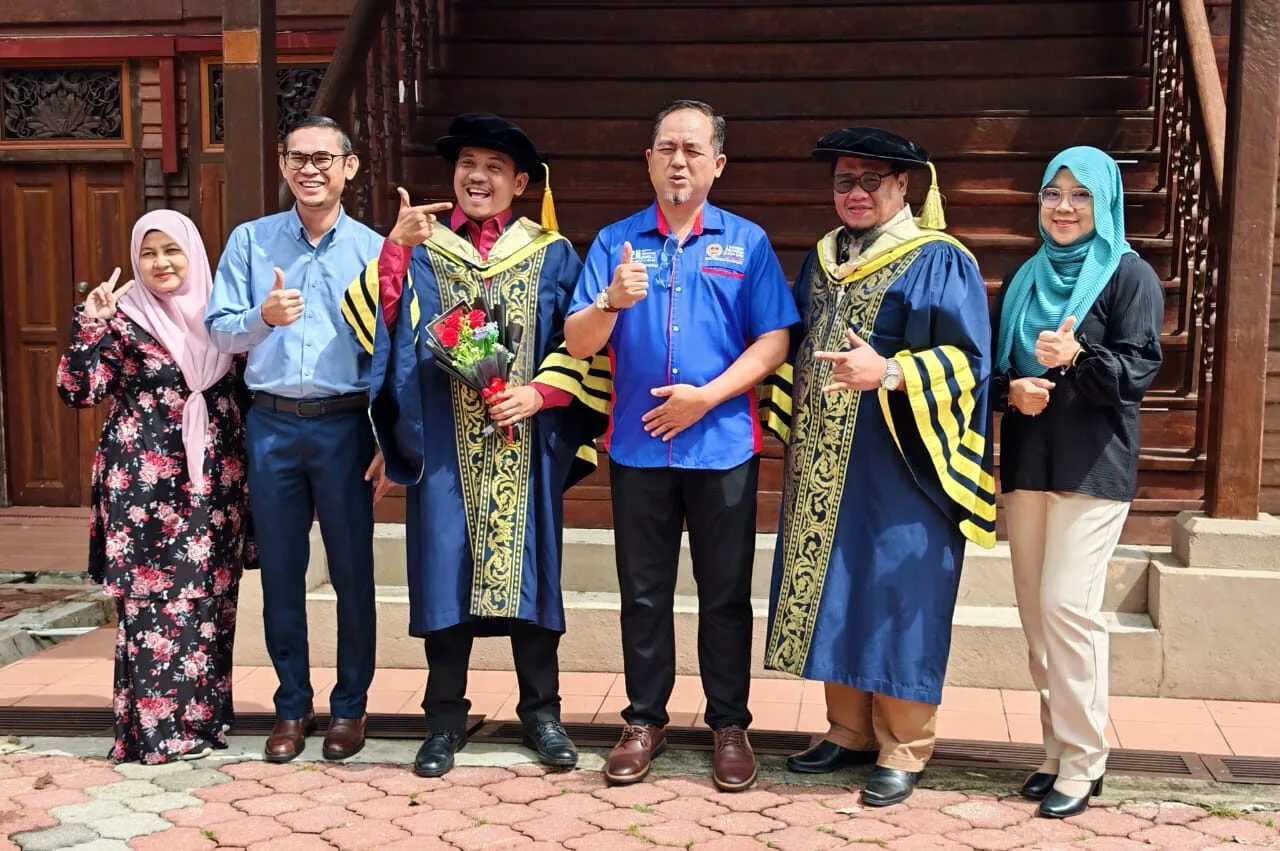 Penulis Lirik Ikonik Cindai & Hati Kama Berjaya Genggam PhD! Buktikan Kejayaan Tak Kenal Usia. Tahniah!