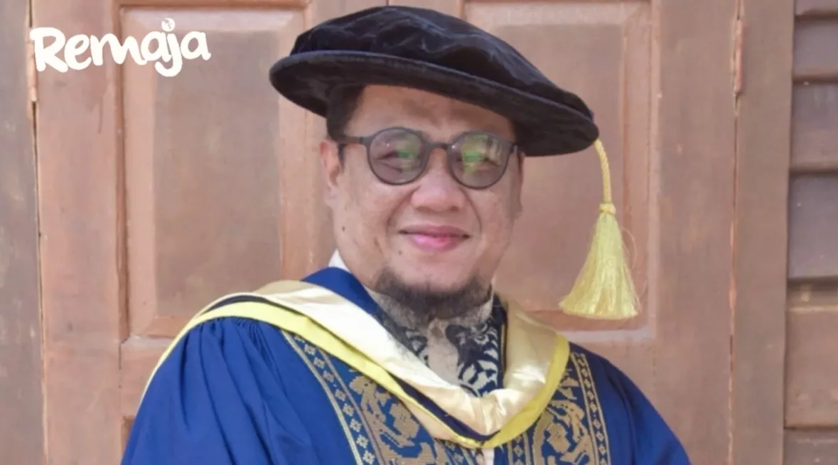 Penulis Lirik Ikonik Cindai & Hati Kama Berjaya Genggam PhD! Buktikan Kejayaan Tak Kenal Usia. Tahniah!