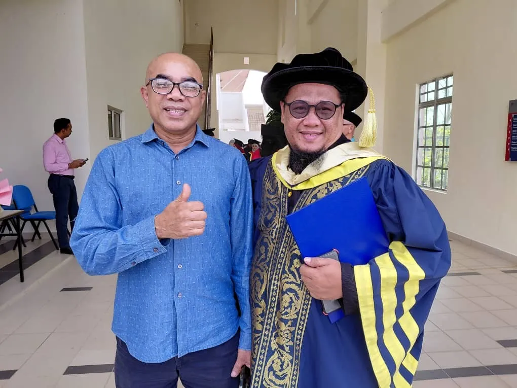 Penulis Lirik Ikonik Cindai & Hati Kama Berjaya Genggam PhD! Buktikan Kejayaan Tak Kenal Usia. Tahniah!