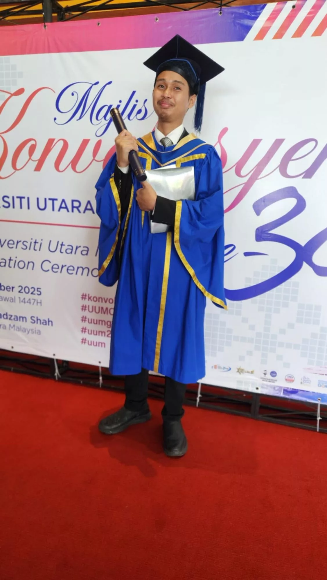 Kanser Otak Tahap 4 Tidak Patahkan Semangat, Muhammad Firdaus Akhirnya Berjaya Bergelar Graduan UUM & Genggam Ijazah. Tahniah! 5 Kanser Otak Tahap 4 Tidak Patahkan Semangat, Muhammad Firdaus Akhirnya Berjaya Bergelar Graduan UUM & Genggam Ijazah. Tahniah!