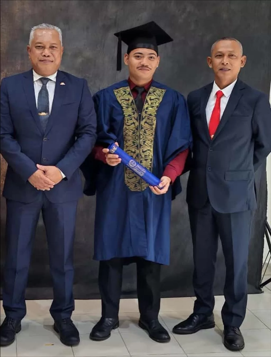 Anak Lelaki Wahid Senario Berjaya Tamat Diploma Sains Sukan Di UPSI. Tahniah! -“Kome Steady!”