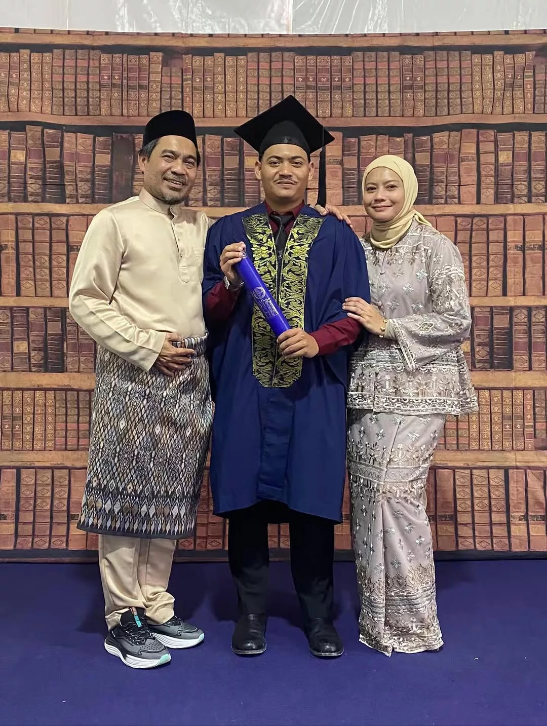 Anak Lelaki Wahid Senario Berjaya Tamat Diploma Sains Sukan Di UPSI. Tahniah! -“Kome Steady!”