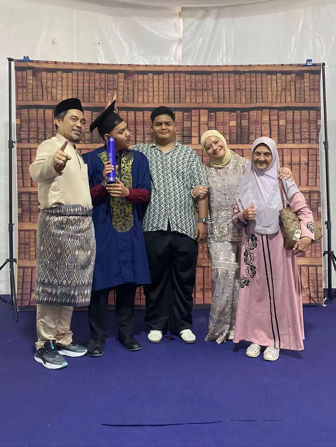 Anak Lelaki Wahid Senario Berjaya Tamat Diploma Sains Sukan Di UPSI. Tahniah! -“Kome Steady!”
