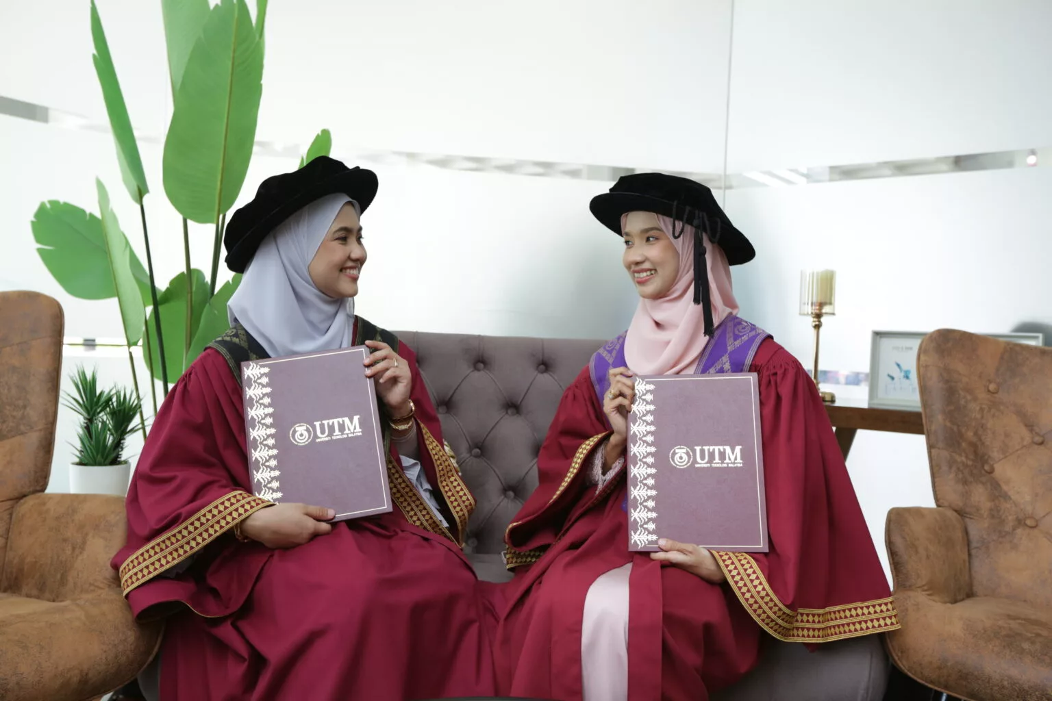 Dua Adik-Beradik Raih Gelaran Doktor Falsafah Di UTM, Jadikan Keluarga Sumber Kekuatan Utama 4 Dua Adik-Beradik Raih Gelaran Doktor Falsafah Di UTM, Jadikan Keluarga Sumber Kekuatan Utama