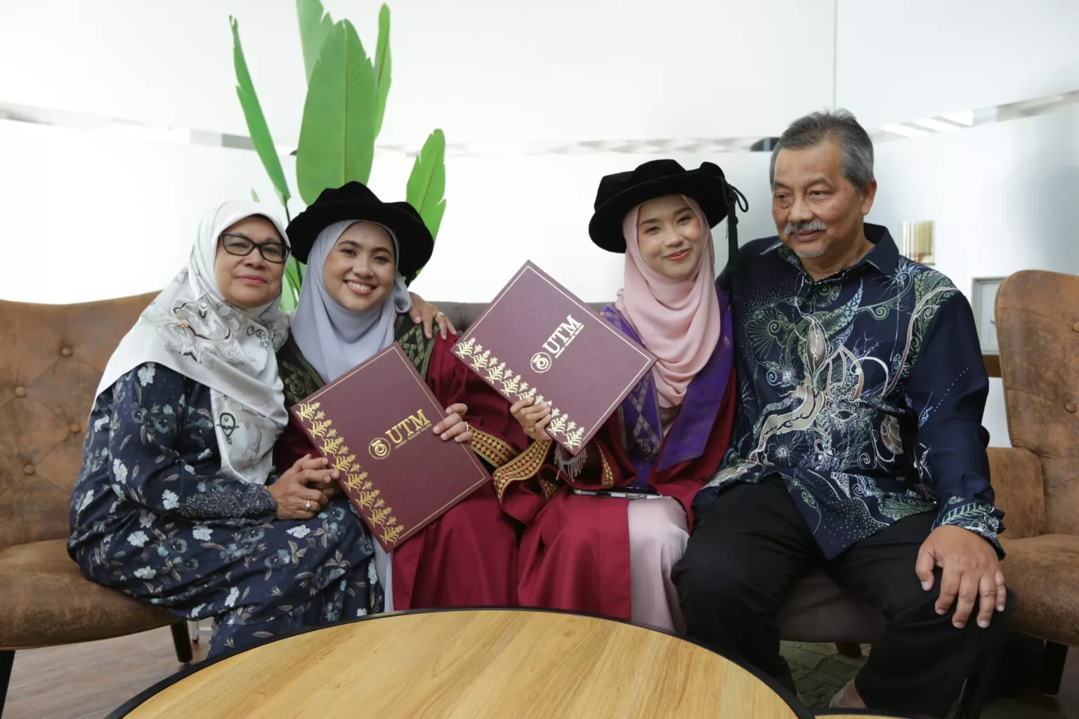 Dua Adik-Beradik Raih Gelaran Doktor Falsafah Di UTM, Jadikan Keluarga Sumber Kekuatan Utama 5 Dua Adik-Beradik Raih Gelaran Doktor Falsafah Di UTM, Jadikan Keluarga Sumber Kekuatan Utama
