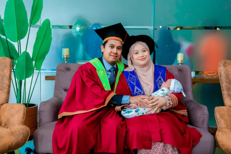 Ibu Berpantang Terima PhD & Suami Pula Berjaya Sambut Master UTM, Momen Manis Kongsi Pentas Konvokesyen Bersama. Tahniah!