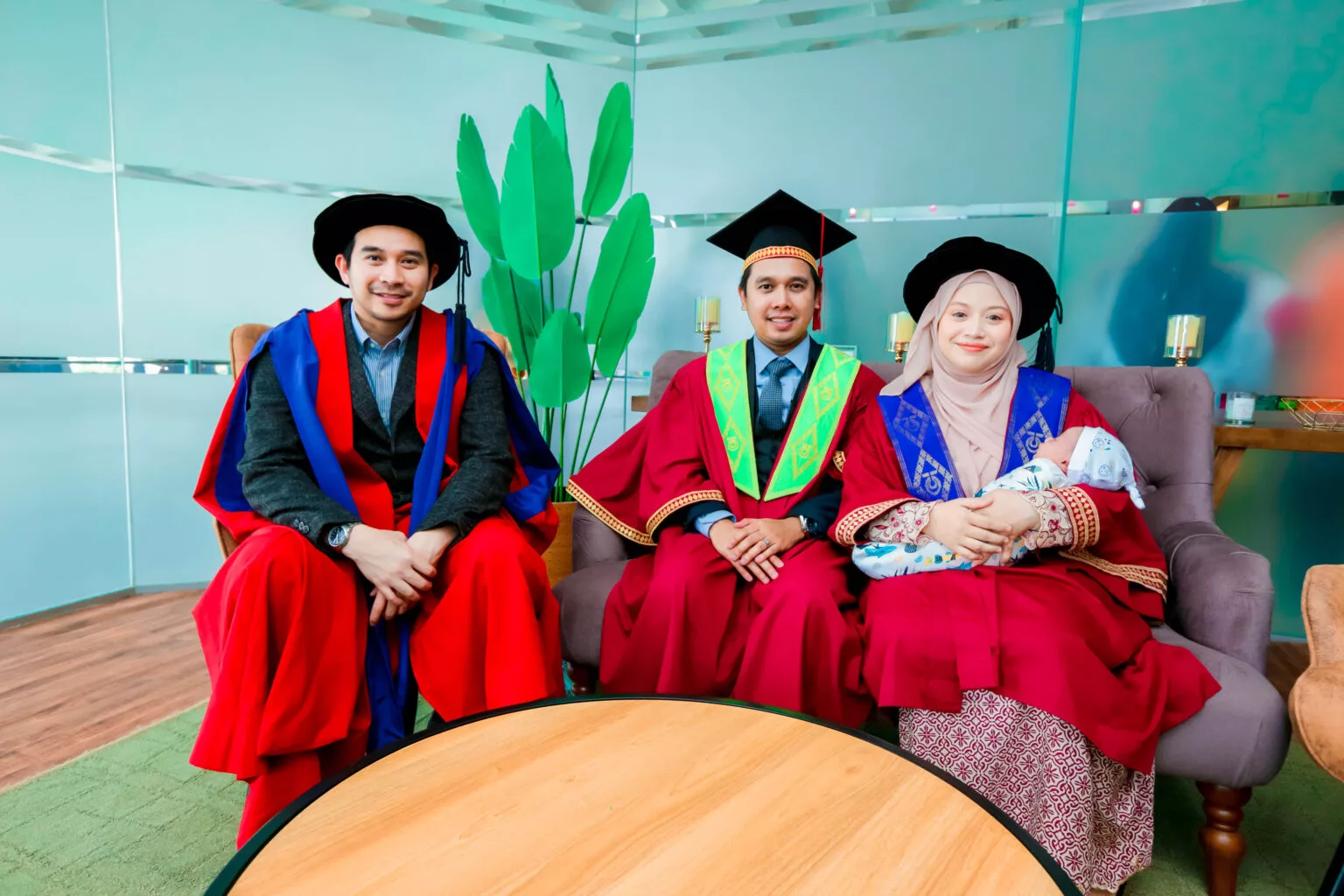 Ibu Berpantang Terima PhD & Suami Pula Berjaya Sambut Master UTM, Momen Manis Kongsi Pentas Konvokesyen Bersama. Tahniah!