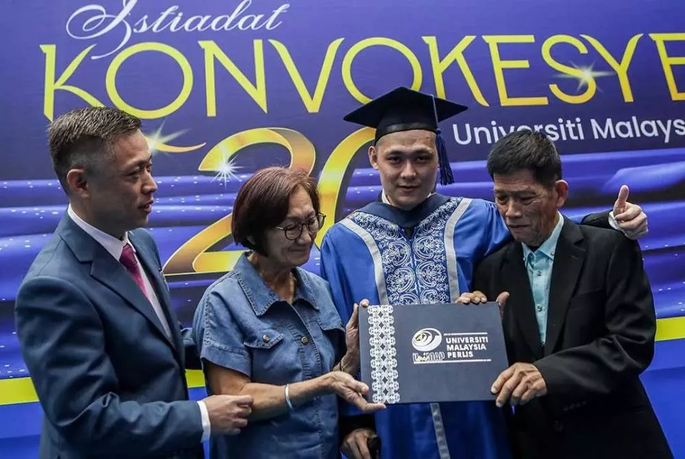 Tak Pernah Putus Asa, Pegawai Sukarela Askar Wataniah Berjaya Tamatkan Master Meski Bertarung Kanser Tulang