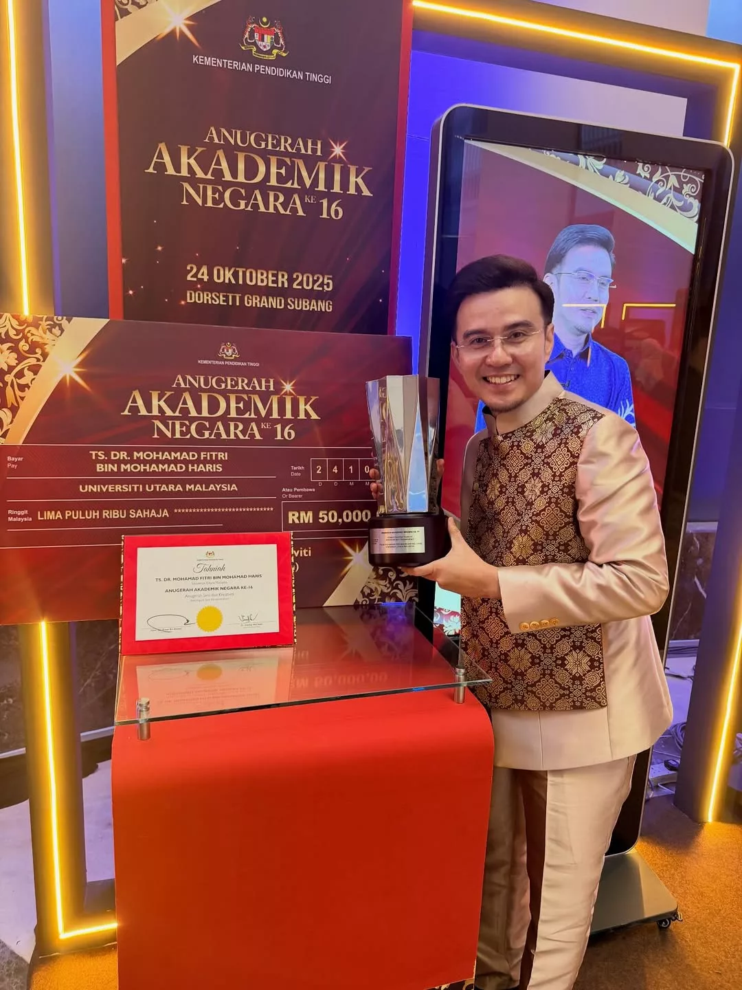 Fitri UNIC Cipta Rekod Membanggakan! 5 Pelajar PhD Seliaannya Tamat Pengajian Secara Serentak