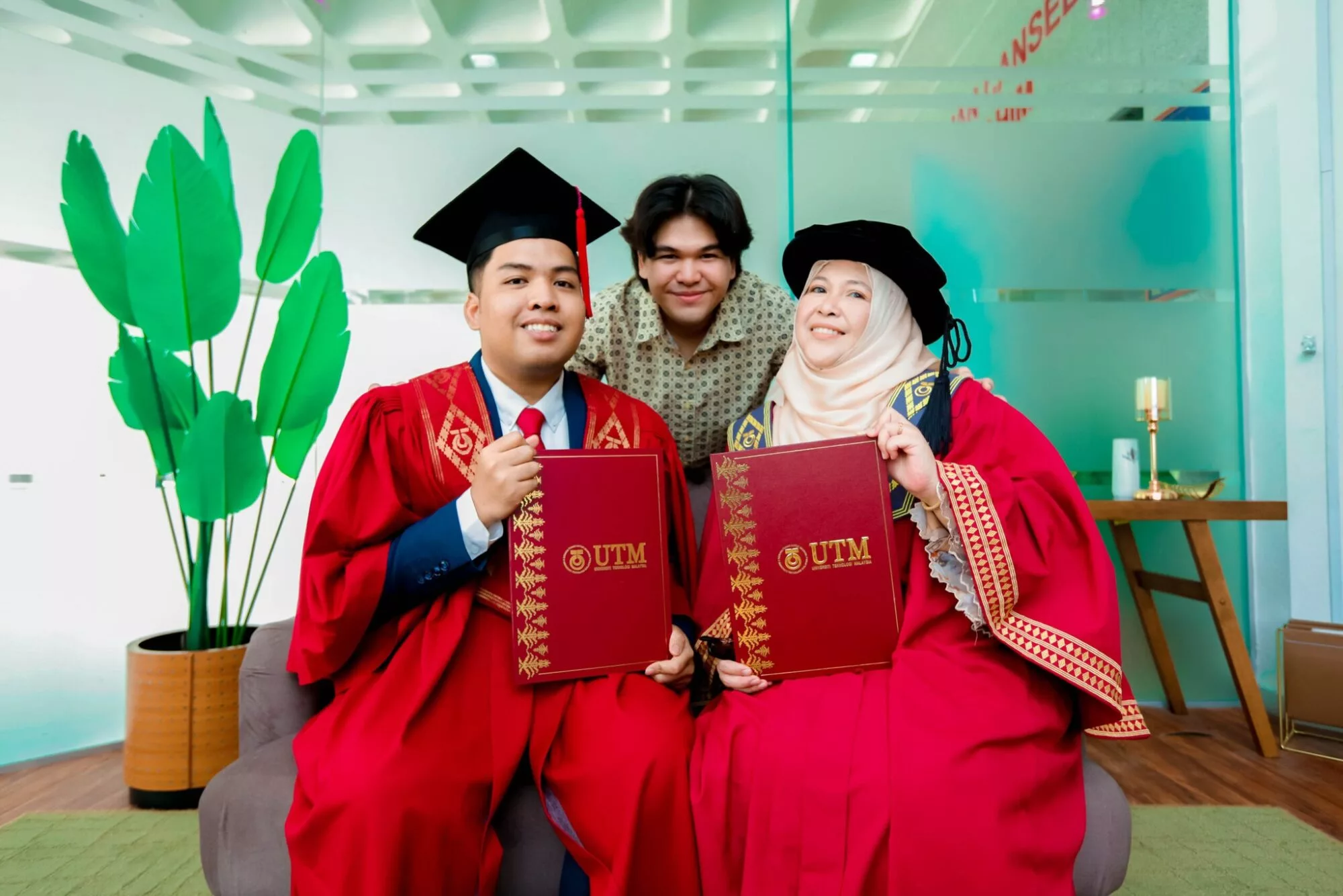 Inspirasi Dua Generasi, Afif Izhar Teruja Dapat Tamat Pengajian Di UTM Bersama Ibu Tercinta! 9 Inspirasi Dua Generasi, Afif Izhar Teruja Dapat Tamat Pengajian Di UTM Bersama Ibu Tercinta!