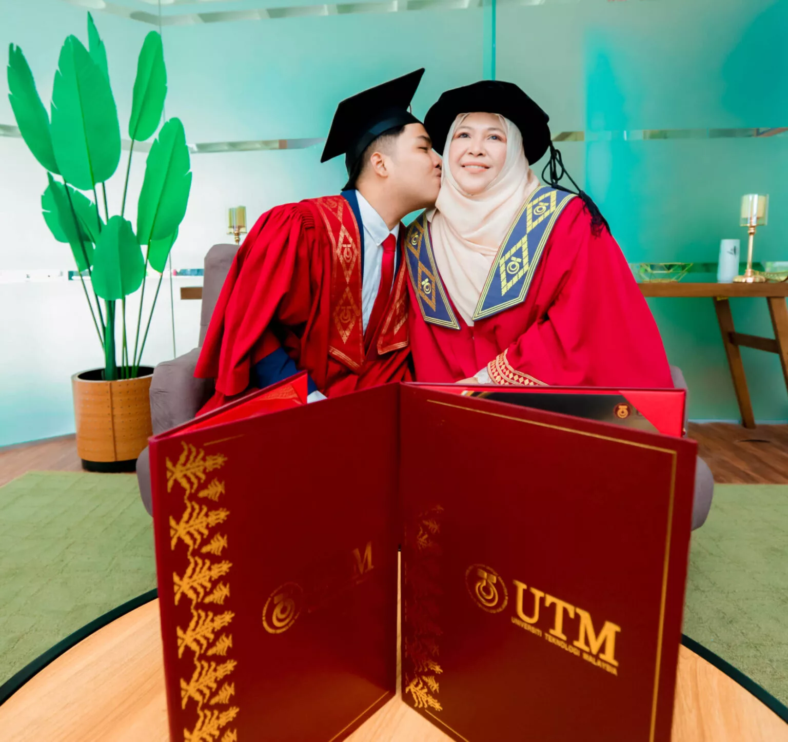 Inspirasi Dua Generasi, Afif Izhar Teruja Dapat Tamat Pengajian Di UTM Bersama Ibu Tercinta! 8 Inspirasi Dua Generasi, Afif Izhar Teruja Dapat Tamat Pengajian Di UTM Bersama Ibu Tercinta!