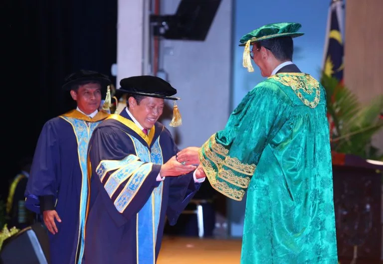 Datuk Seri Dr. Ahmad Maslan Raih PhD Komunikasi UUM Pada Usia 59 Tahun
