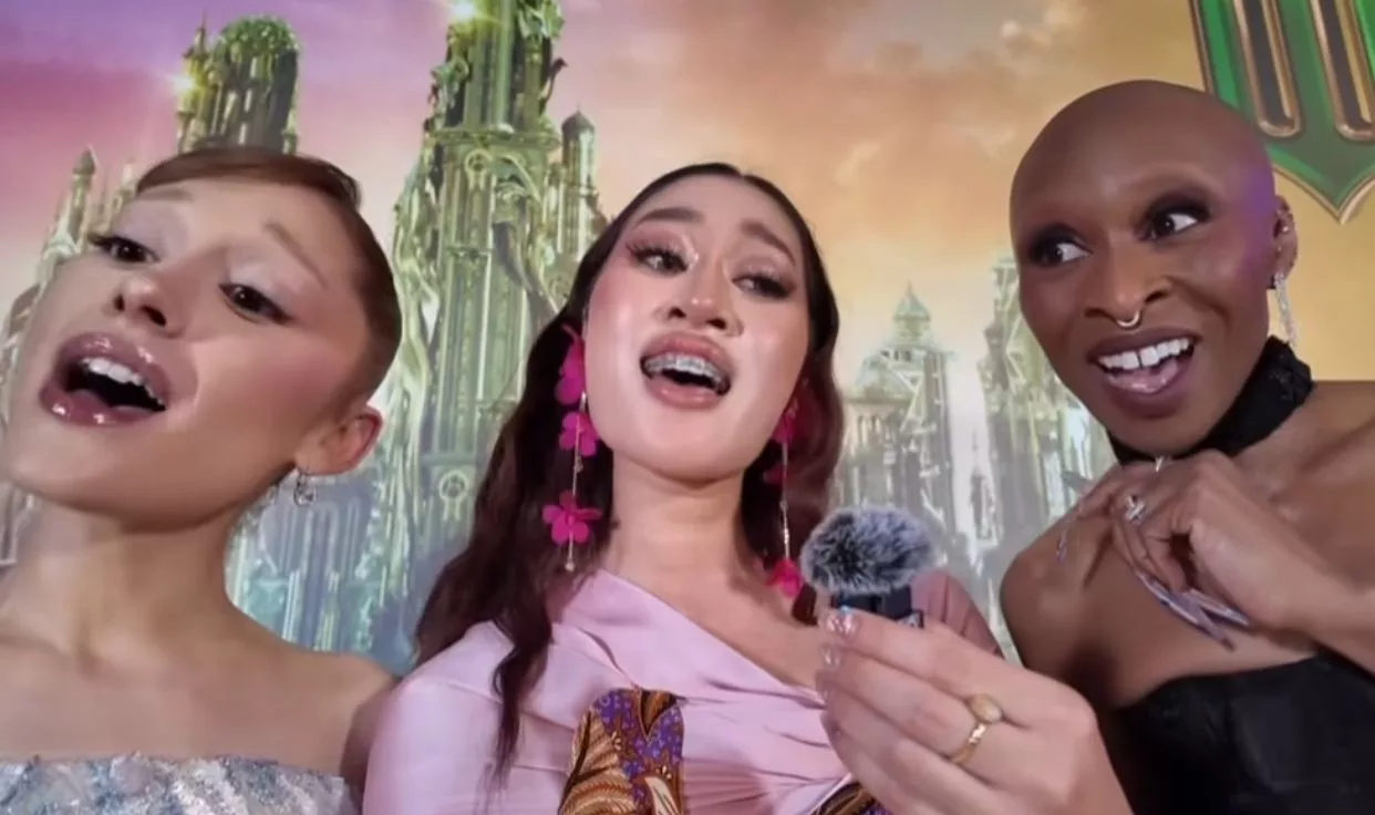Aisha Retno Nyanyi Spontan Bersama Ariana Grande & Cynthia Erivo, Siap Hadiahkan Batik Malaysia!