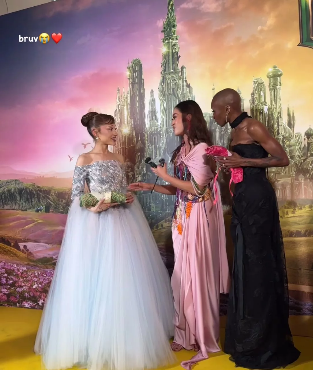 Aisha Retno Nyanyi Spontan Bersama Ariana Grande & Cynthia Erivo, Siap Hadiahkan Batik Malaysia!