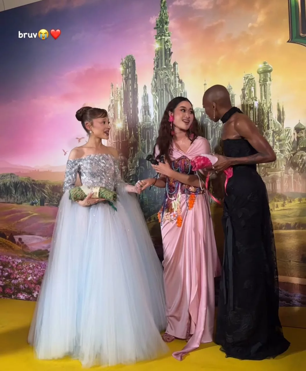 Aisha Retno Nyanyi Spontan Bersama Ariana Grande & Cynthia Erivo, Siap Hadiahkan Batik Malaysia!