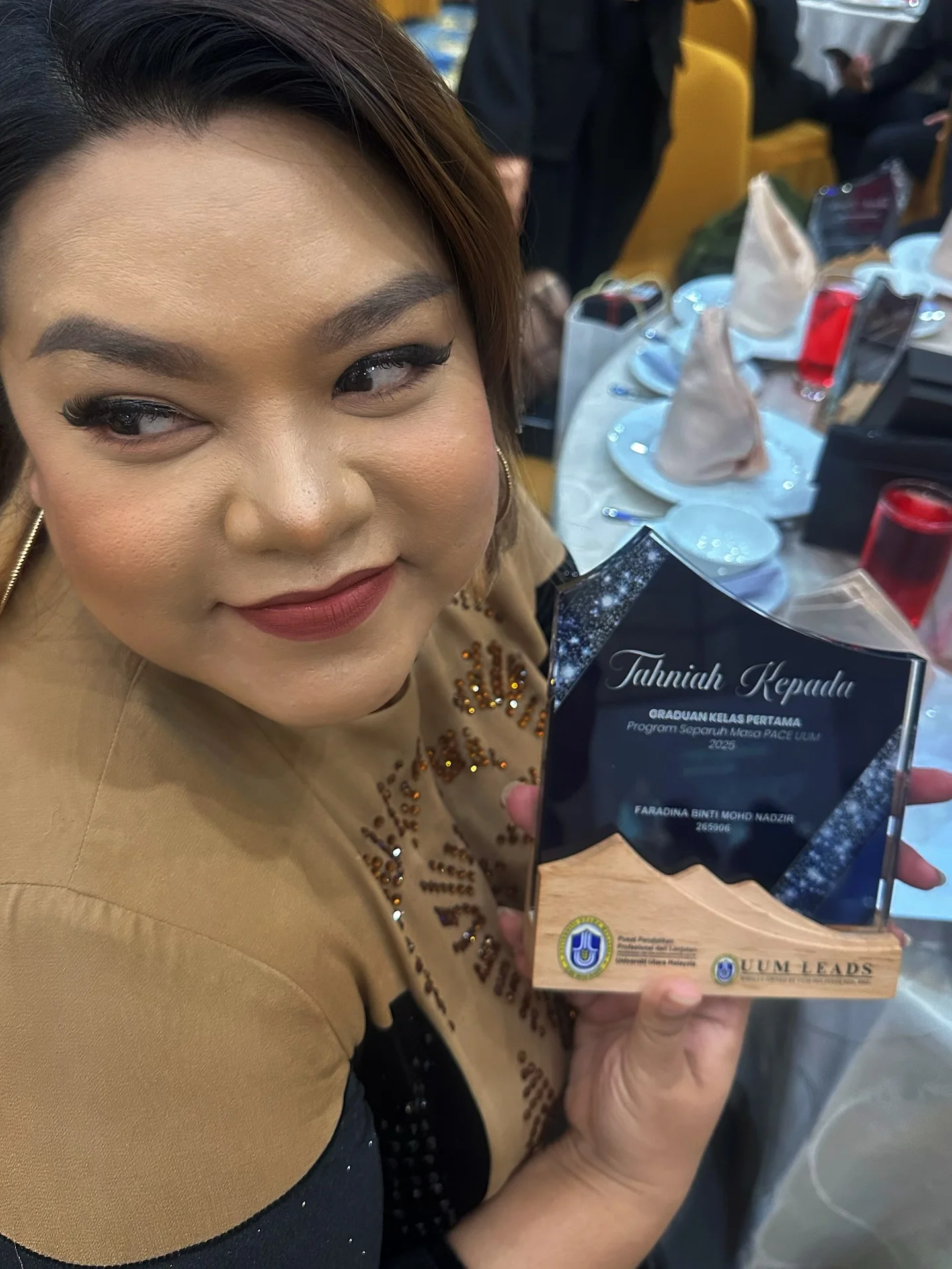 “I’ve Completed My Degree Abah…” Dina Nadzir Raih Anugerah Graduan Kelas Pertama UUM! Tahniah!