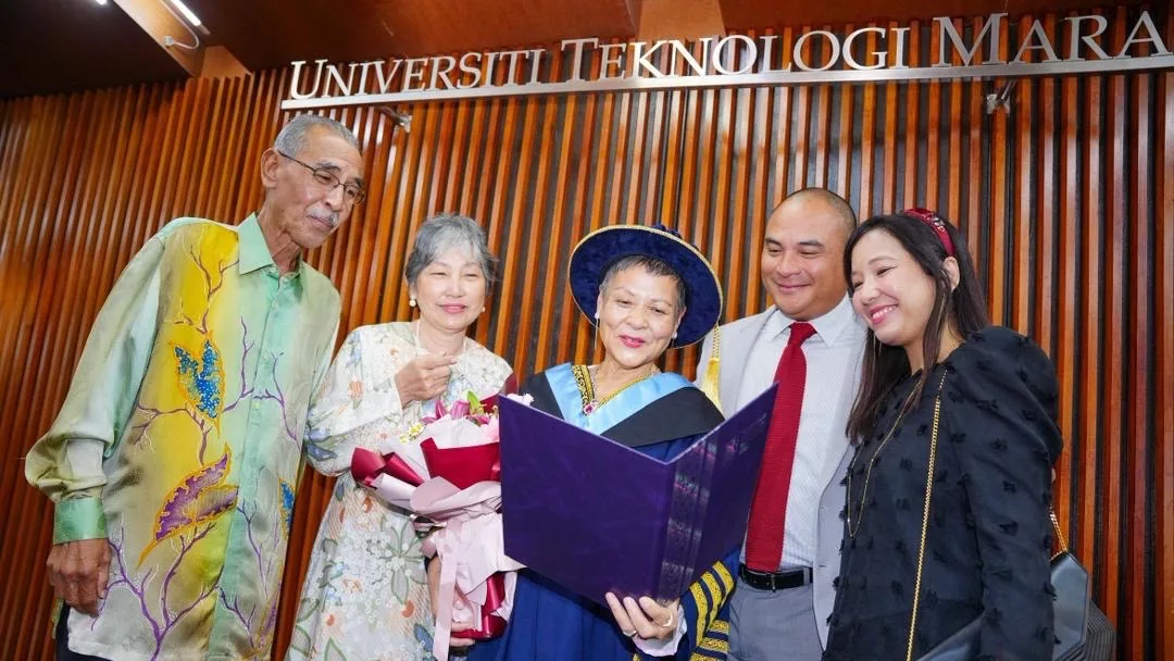 Inspirasi Luar Biasa! Dr. Rafiah Kassim, Ibu 3 Juruterbang & Nenek 4 Cucu, Berjaya Raih PhD Pada Usia 73 Tahun 9 Inspirasi Luar Biasa! Dr. Rafiah Kassim, Ibu 3 Juruterbang & Nenek 4 Cucu, Berjaya Raih PhD Pada Usia 73 Tahun