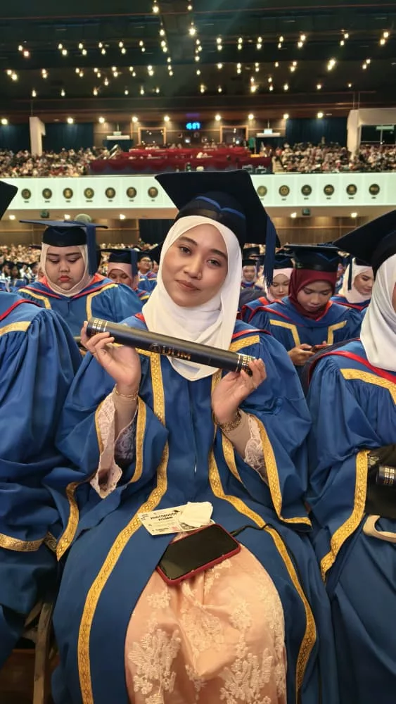 Lawan Kanser, Genggam Ijazah! Fatini Alya Buktikan Tiada Yang Mustahil Dalam Hidup