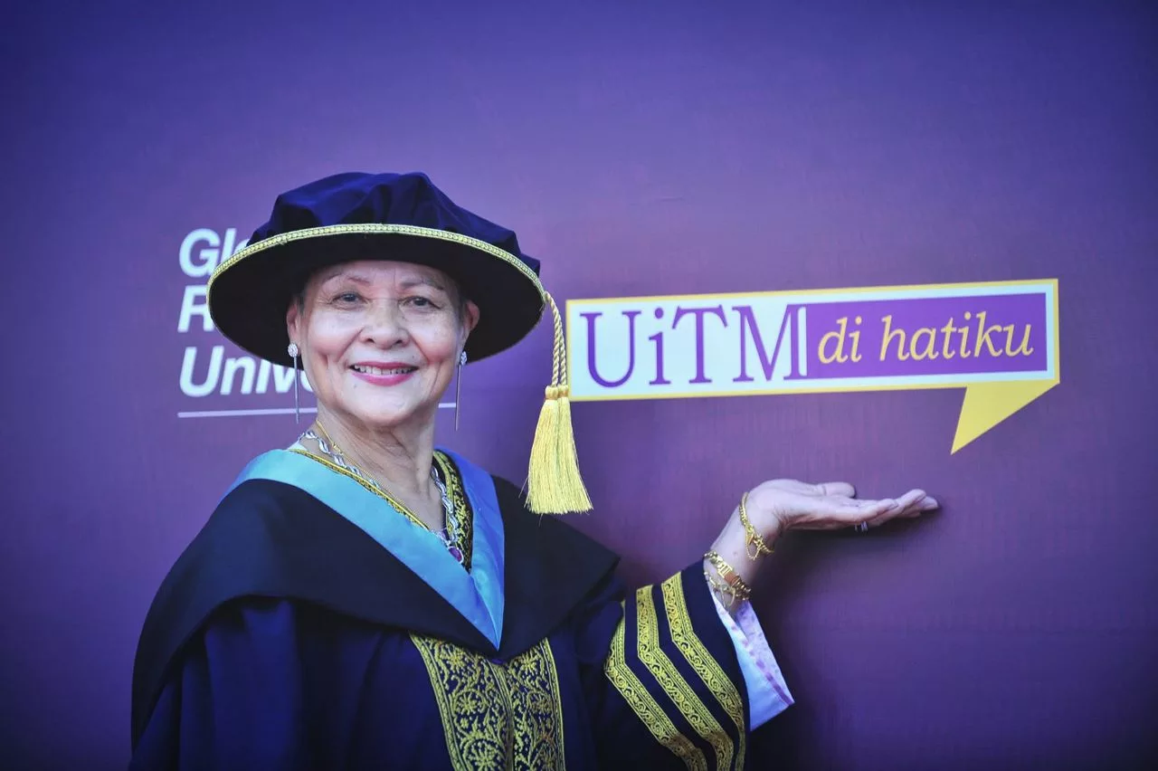 Inspirasi Luar Biasa! Dr. Rafiah Kassim, Ibu 3 Juruterbang & Nenek 4 Cucu, Berjaya Raih PhD Pada Usia 73 Tahun 8 Inspirasi Luar Biasa! Dr. Rafiah Kassim, Ibu 3 Juruterbang & Nenek 4 Cucu, Berjaya Raih PhD Pada Usia 73 Tahun