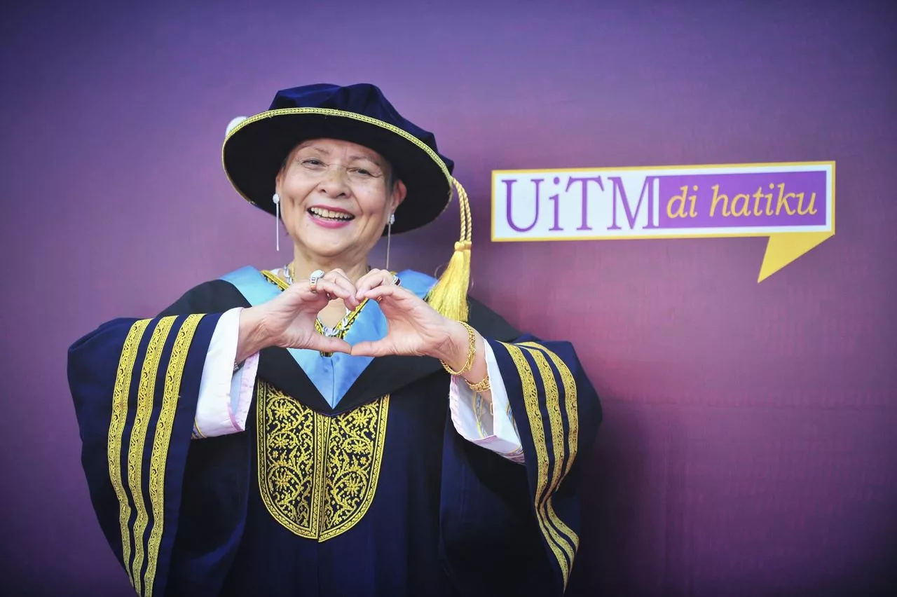 Inspirasi Luar Biasa! Dr. Rafiah Kassim, Ibu 3 Juruterbang & Nenek 4 Cucu, Berjaya Raih PhD Pada Usia 73 Tahun 7 Inspirasi Luar Biasa! Dr. Rafiah Kassim, Ibu 3 Juruterbang & Nenek 4 Cucu, Berjaya Raih PhD Pada Usia 73 Tahun