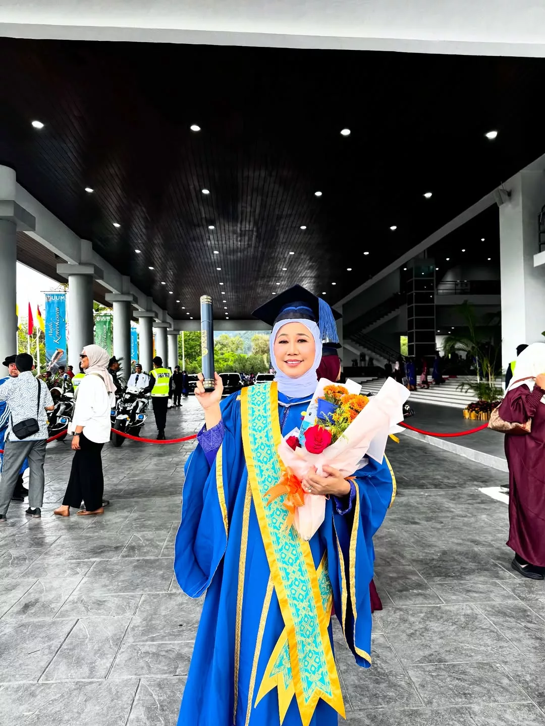 Sharifah Shahora Buktikan Ilmu Tak Kenal Usia, Berjaya Tamat Pengajian Dengan Ijazah Kelas Pertama!