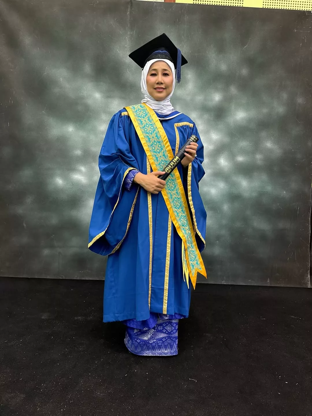 Sharifah Shahora Buktikan Ilmu Tak Kenal Usia, Berjaya Tamat Pengajian Dengan Ijazah Kelas Pertama!