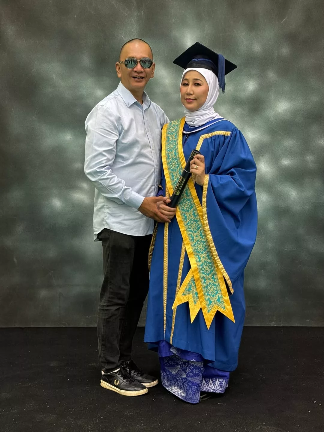 Sharifah Shahora Buktikan Ilmu Tak Kenal Usia, Berjaya Tamat Pengajian Dengan Ijazah Kelas Pertama!