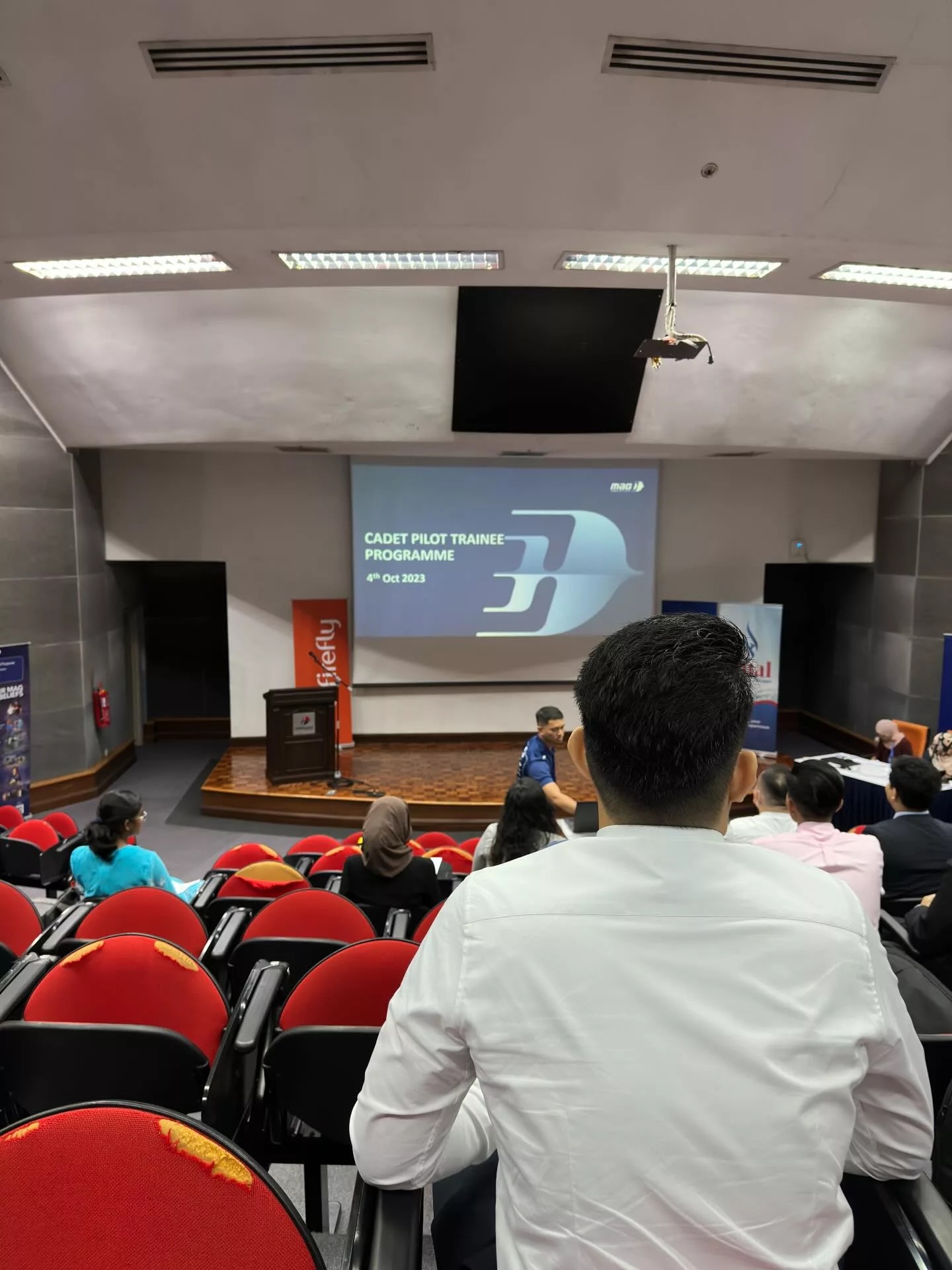 Laluan Jadi Juruterbang Lepasan SPM: Realiti Pahit & Peluang Emas Yang Ramai Tak Tahu 5 Laluan Jadi Juruterbang Lepasan SPM: Realiti Pahit & Peluang Emas Yang Ramai Tak Tahu