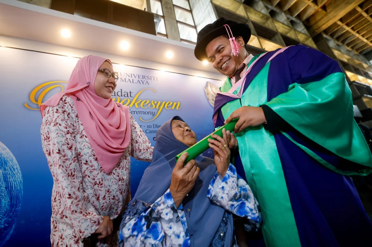 PhD Bukan Halangan Buat OKU Penglihatan, Anak Felda Ini Berjaya Raih Gelaran Doktor Falsafah Di UM 5 PhD Bukan Halangan Buat OKU Penglihatan, Anak Felda Ini Berjaya Raih Gelaran Doktor Falsafah Di UM