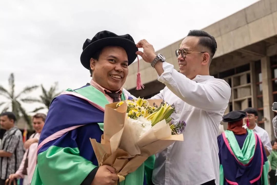 PhD Bukan Halangan Buat OKU Penglihatan, Anak Felda Ini Berjaya Raih Gelaran Doktor Falsafah Di UM 7 PhD Bukan Halangan Buat OKU Penglihatan, Anak Felda Ini Berjaya Raih Gelaran Doktor Falsafah Di UM