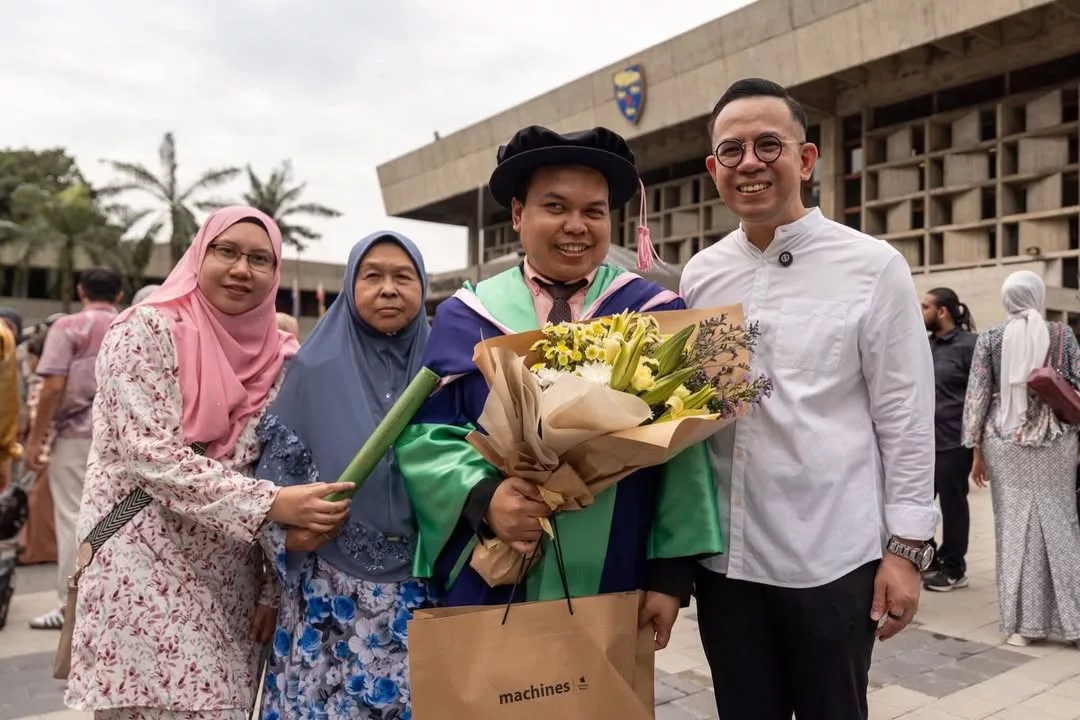 PhD Bukan Halangan Buat OKU Penglihatan, Anak Felda Ini Berjaya Raih Gelaran Doktor Falsafah Di UM 6 PhD Bukan Halangan Buat OKU Penglihatan, Anak Felda Ini Berjaya Raih Gelaran Doktor Falsafah Di UM