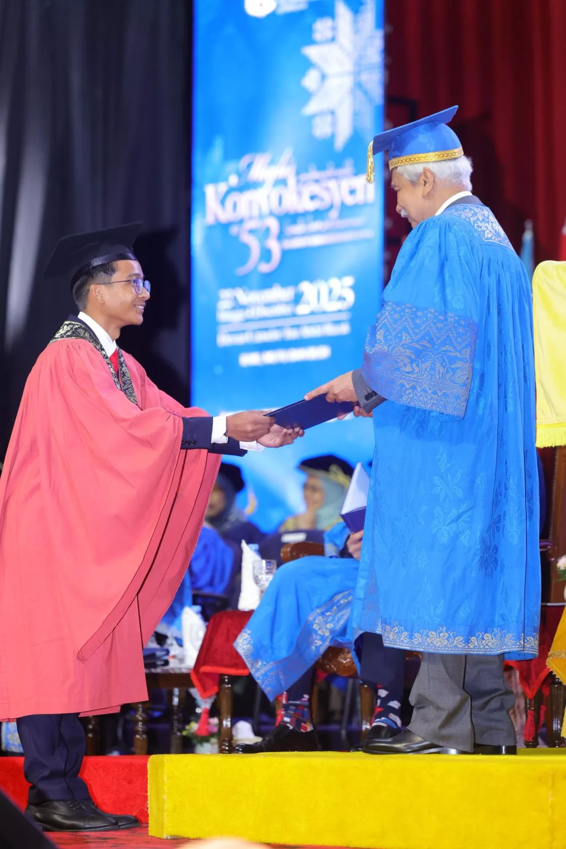 10 Tahun Setia Di UKM, Graduan Ini Akhirnya Raih Anugerah Pelajaran Diraja. Tahniah!