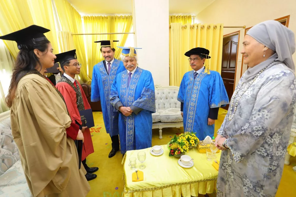 10 Tahun Setia Di UKM, Graduan Ini Akhirnya Raih Anugerah Pelajaran Diraja. Tahniah!