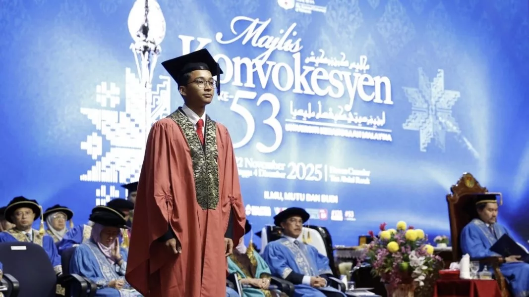 10 Tahun Setia Di UKM, Graduan Ini Akhirnya Raih Anugerah Pelajaran Diraja. Tahniah!