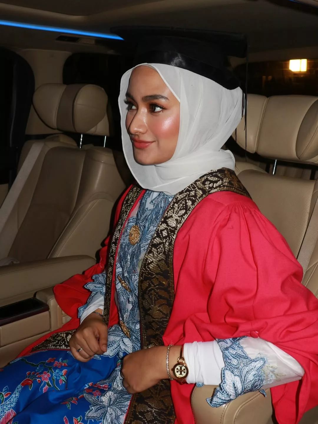 Beauty With Brains! Adik Amira Othman, Dr Nurin Kamilia Raih Perhatian Selepas Tamat Sarjana Muda Pergigian UKM