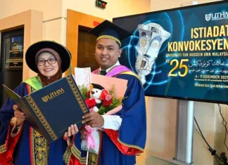 “Rezeki Berjubah Bersama Anak” —Ibu & Anak Rai Detik Konvokesyen Paling Bermakna Bersama Di UTHM