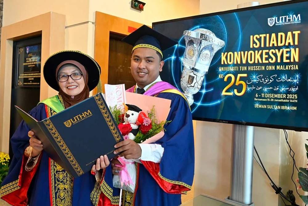 “Rezeki Berjubah Bersama Anak” —Ibu & Anak Rai Detik Konvokesyen Paling Bermakna Bersama Di UTHM